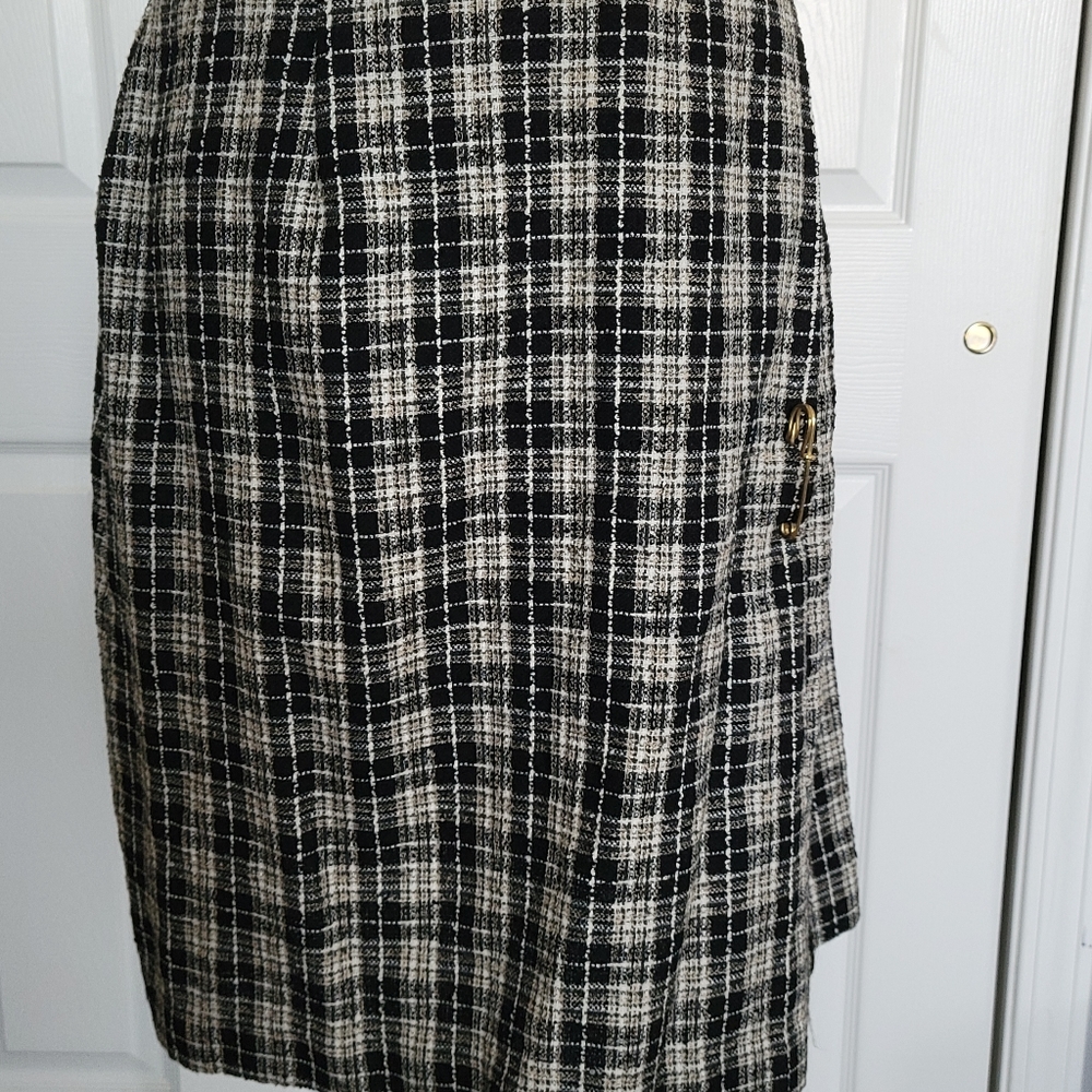 Skirt with gold pin up